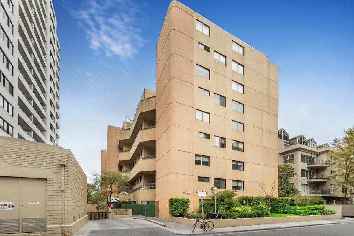 2/27 Queens Road, MELBOURNE SOLD Apr 2016 realestateVIEW