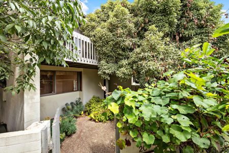 barriere ledsager Sky Townhouse for Sale in Woden Valley ACT - realestateview.com.au - Jan 2022